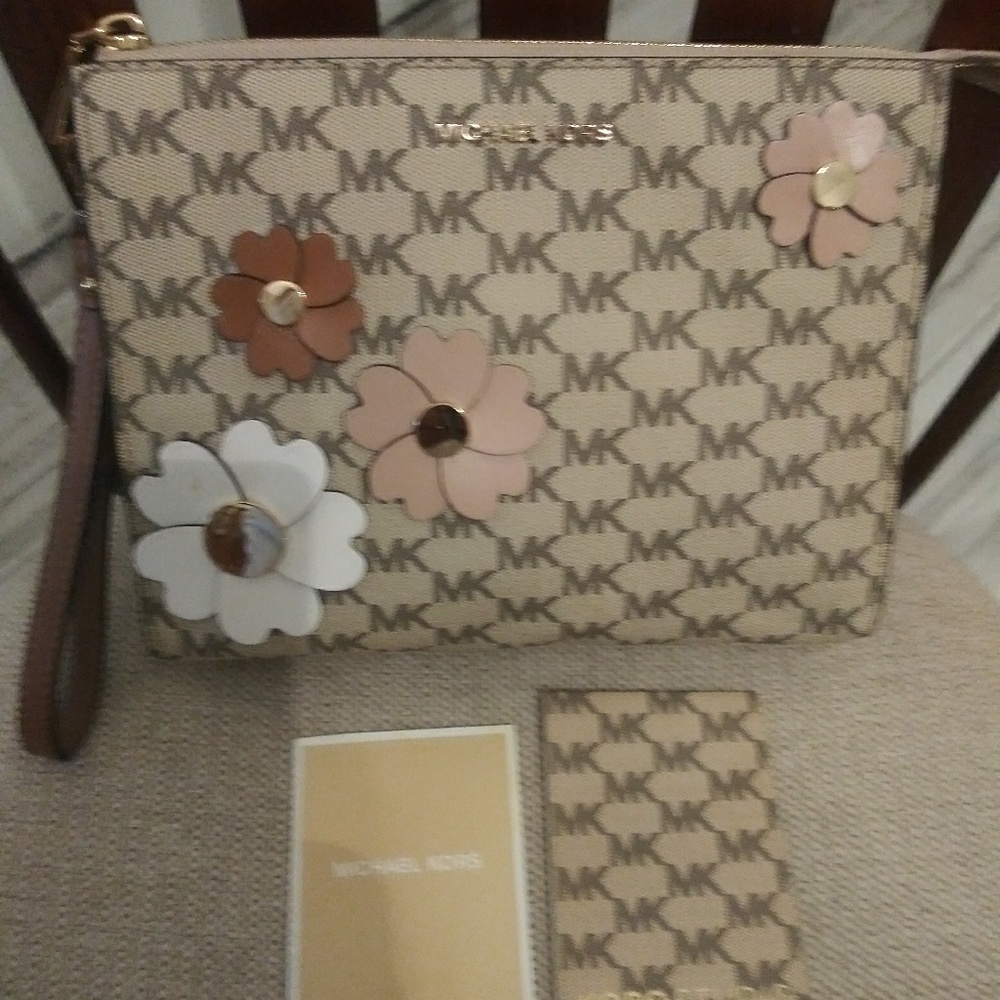 Micheal Kors Clutch Purse